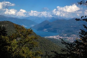 Una veduta di Luino dal Monte Colonna (archiviolagomaggiorevaresotto.blogspot.com)