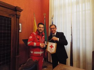 Il presidente della CRI Luino, Piefrancesco Buchi, ed il sindaco di Luino, Andrea Pellicini (facebook.com)