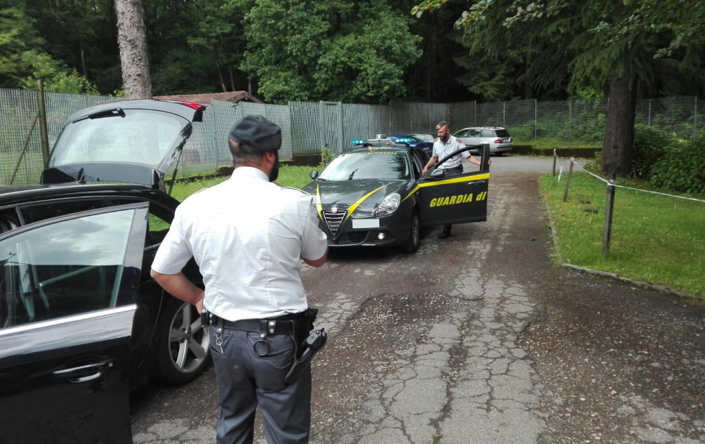 Varese, arrestato spacciatore 50enne in zona di confine. Sequestro di cocaina, hashish ed attrezzatura