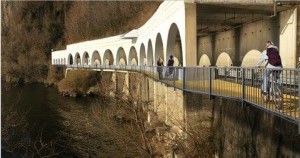 Lo studio di fattibilità dello studio dell'ingegner Dozzio per il passaggio ciclopedonale all’esterno dell'ultima galleria tra Luino e Maccagno (facebook.com)