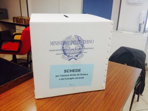 Uno dei seggi in cui si vota nel Comune di Luino