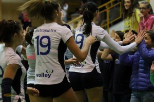 I festeggiamenti delle ragazze dell'Epikure Luino Volley dopo la vittoria della scorsa settimana (Foto © Roberto Ballardin)