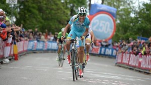 Il ventitreenne Fabio Aru, capitano della Astana, vincitore della tappa di oggi (yahoo.it)