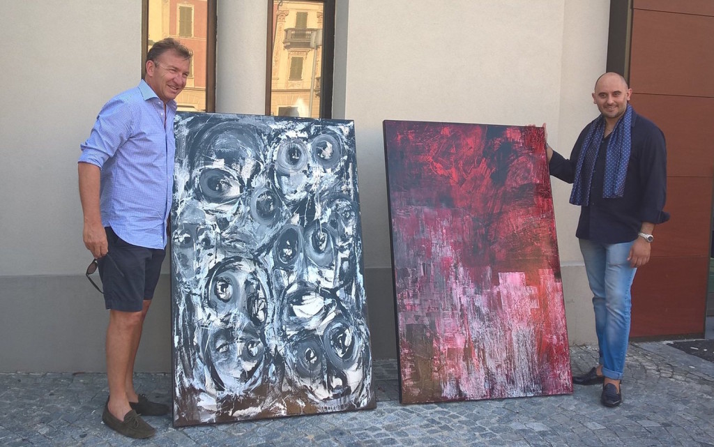 Il sindaco Andrea Pellicini, insieme all'artista Italo Corrado, durante l'inaugurazione della mostra