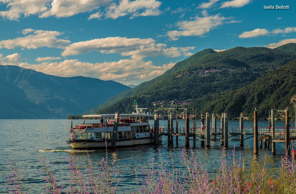 Il traghetto "Stambecco" presso il Porto di Luino, nella foto del giorno di Isella Bellotti