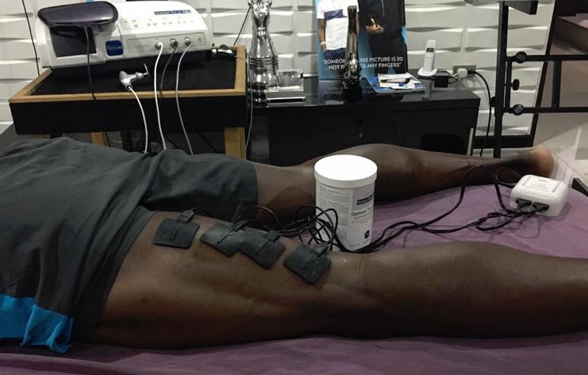 Usain Bolt durante gli esami e le cure di rito dopo l'infortunio (Dal profilo ufficiale Facebook del corridore)