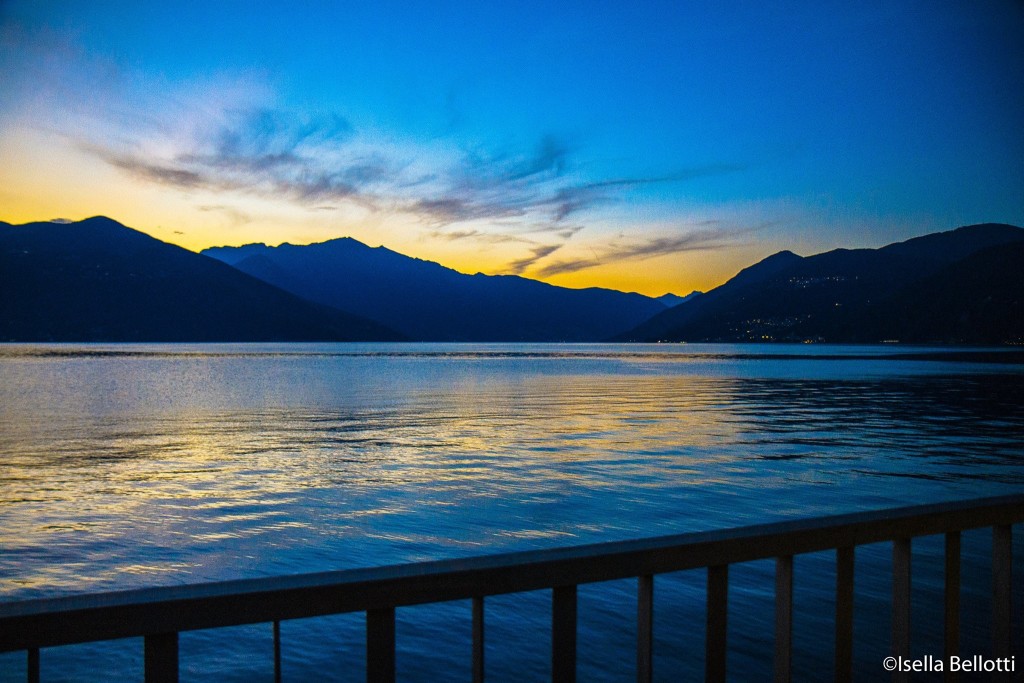 La foto del giorno è di Isella Bellotti: siete pronti al tramonto di oggi sul lago?