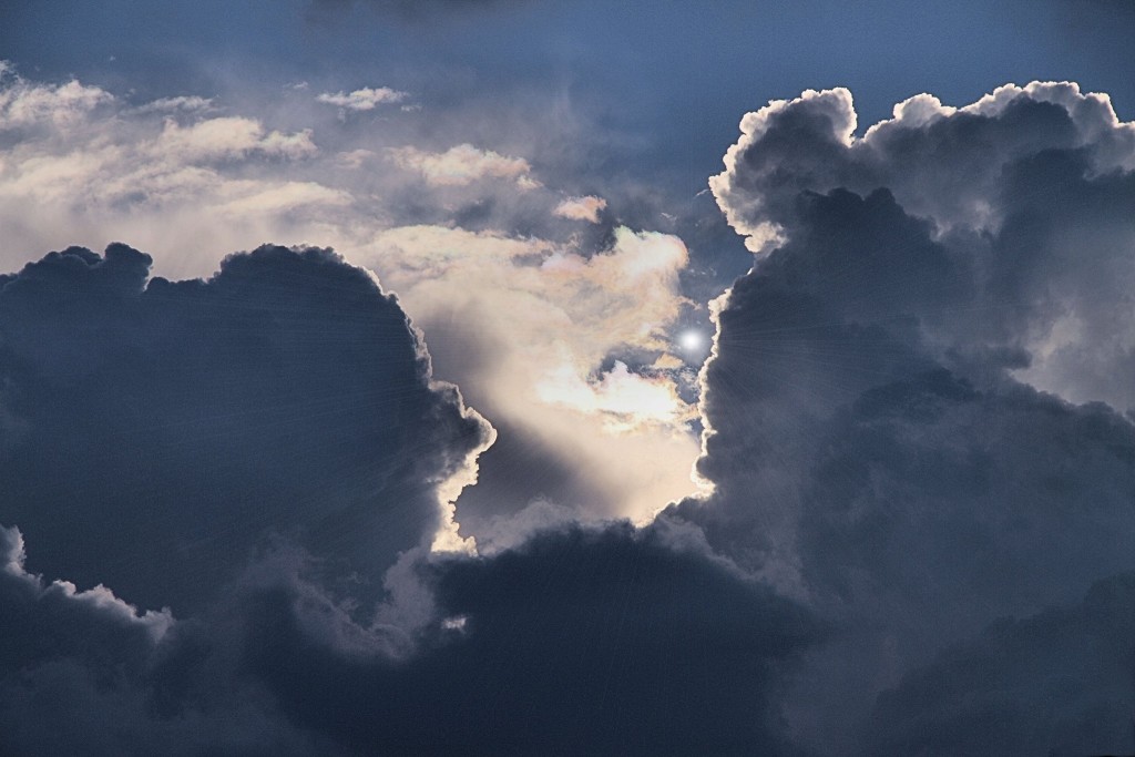 Buongiorno con la foto del giorno di Amedeo Piazza, "Dietro le nuvole c'è sempre il sole"