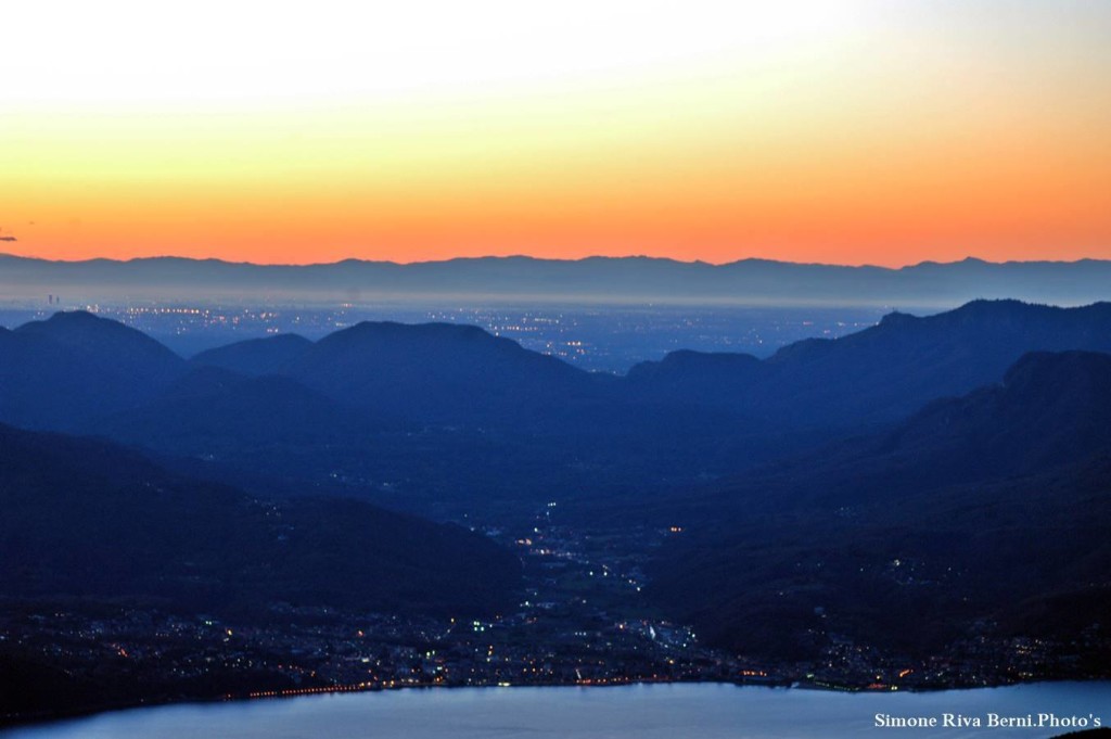 Buona domenica con la foto del giorno di Simone Riva Berni, "Luino, l'alba dal Limidario"