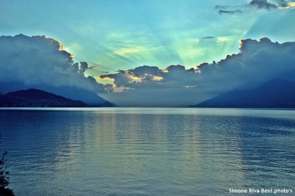 Buongiorno con la foto del giorno di Simone Riva Berni, "Tramonti sul lago Maggiore"