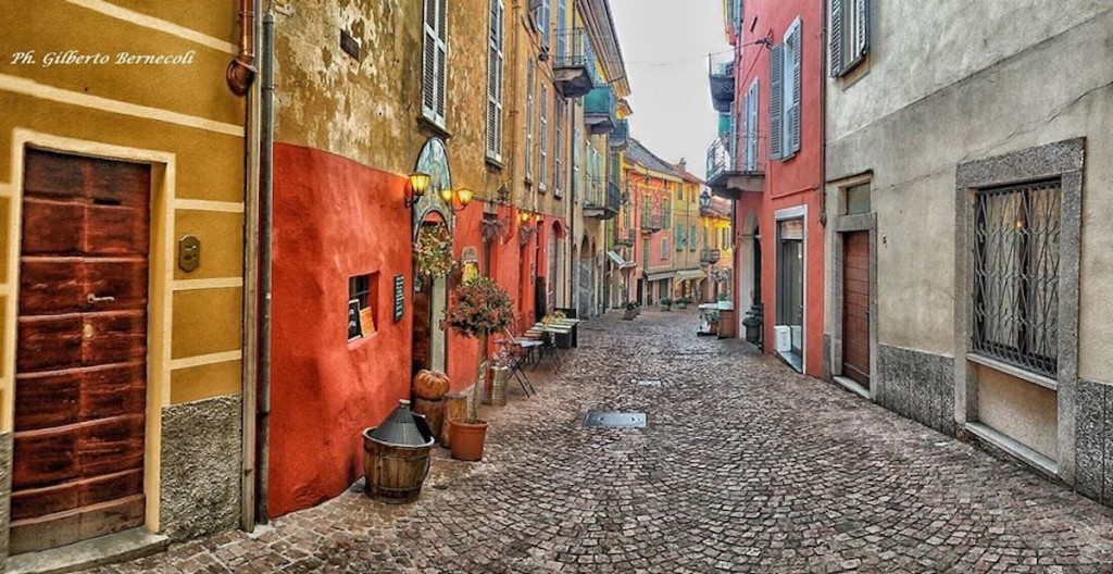 Buongiorno con la foto del giorno di Gilberto Bernecoli, dal Centro Storico di Luino