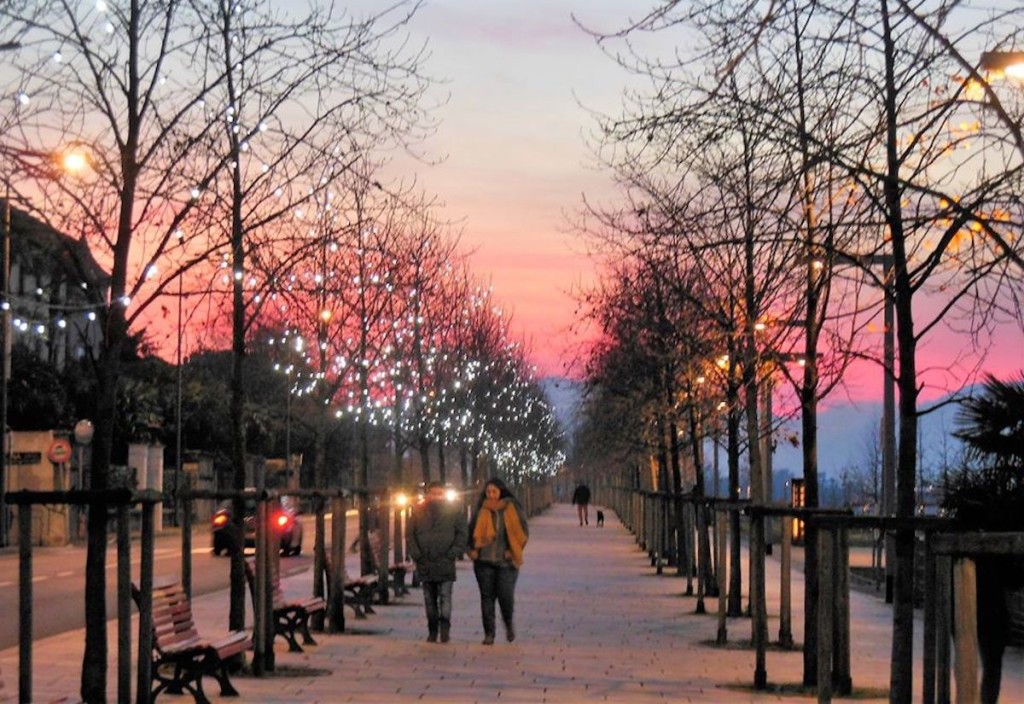Buongiorno con la foto del giorno di Candido Quatrale, luci di Natale a Luino