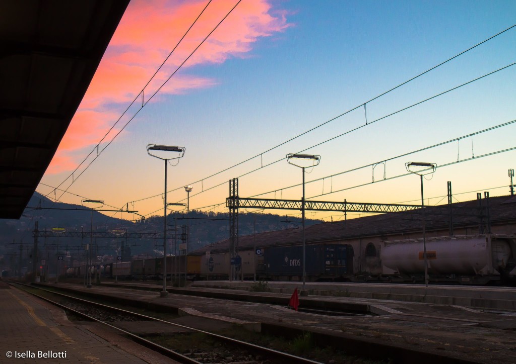 L'alba di questa mattina a Luino, nella foto di Isella Bellotti