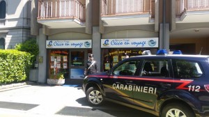 L'agenzia viaggi "Cecco en Vojager" che ha subito il furto la scorsa notte