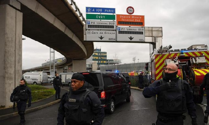 Sparatoria all'aeroporto di Parigi Orly questa mattina, ucciso un uomo.