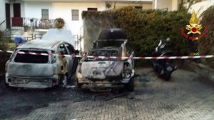 Le due auto e lo scooter incendiati nel parcheggio di via Martiri di Voldomino, frazione di Luino