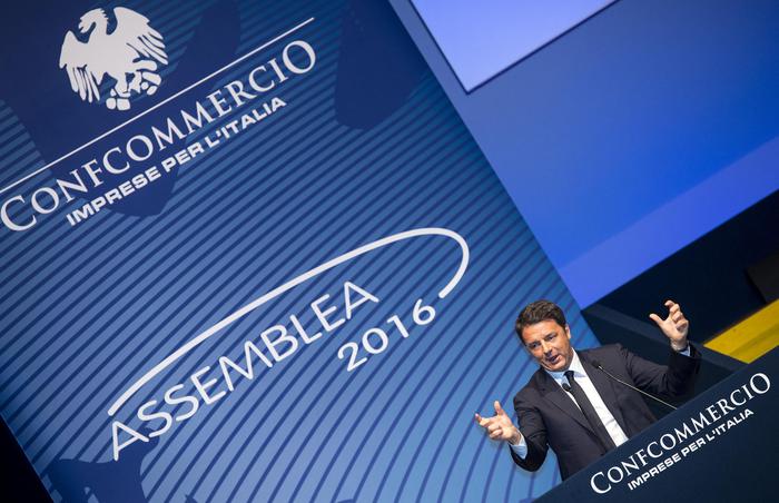 Il presidente del Consiglio, Matteo Renzi, durante il suo intervento all'assemblea 2016 di Confcommercio presso l'auditorium della Conciliazione a Roma, 9 giugno 2016. ANSA/CLAUDIO PERI