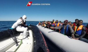 (Il fermo immagine tratto da un video della Guardia Costiera mostra le operazioni di soccorso a migranti al largo delle coste libiche - ansa.it)