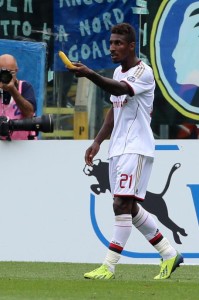 Kevin Constant, che durante il match contro l'Atalanta di oggi, mostra la banana all'arbitro (ansa.it)