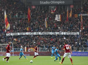 Lo striscione contro la madre di Ciro Esposito (ANSA © ALESSANDRO DI MEO)