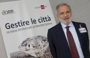 Il presidente del Consiglio Nazionale delle Ricerche, Luigi Nicolais, durante il convegno "Gestire le città. La risorsa-Territorio per un New Deal italiano" presso l'auditorium dell'Ara Pacis a Roma, 27 novembre 2015. ANSA/CLAUDIO PERI