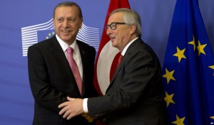 Il premier turco, Recep Tayyip Erdogan, e Jean-Claude Juncker (voanews.com)