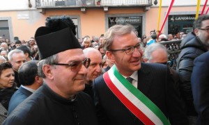 Il prevosto di Luino, don Sergio Zambenetti, insieme al sindaco di Luino, Andrea Pellicini
