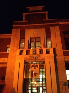 Il palazzo comunale di Luino illuminato di arancione per #orangeyourneighborhood