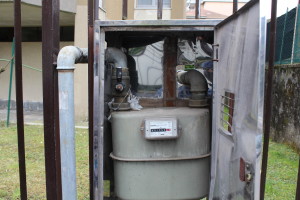 Il momento della riattivazione dell'utenze del gas nel condominio "Palazzo San Marco" in via Rossini 21 a Luino