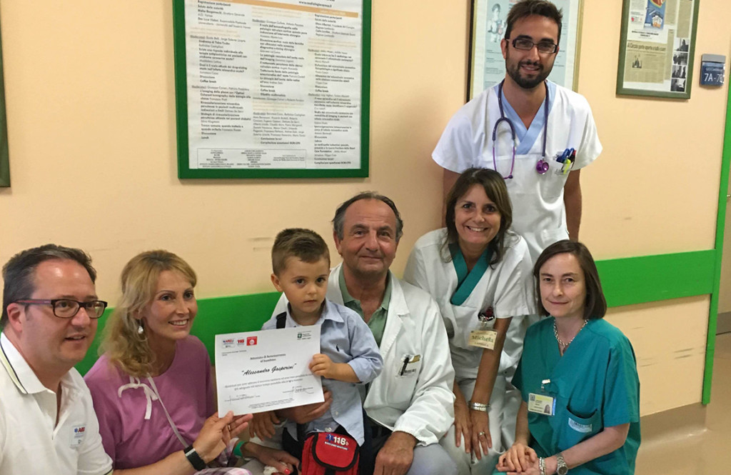 Varese, a quattro anni salva la mamma e riceve il diploma di piccolo soccorritore