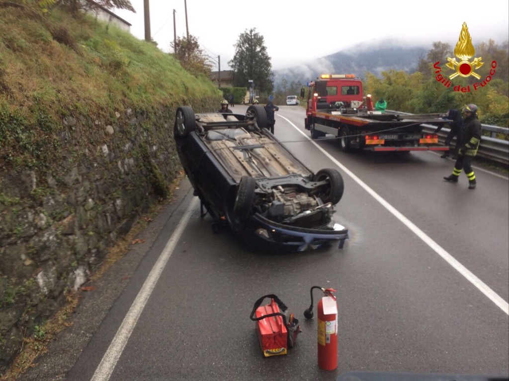 Laveno Mombello: si ribalta con l'auto, ferita una 42enne