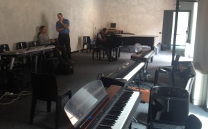 La sala per la "lezione" di pianoforte, seguita da Dodo Moroni