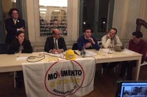 In piedi l'attivista del Movimento 5 Stelle di Luino, Gianfranco Cipriano