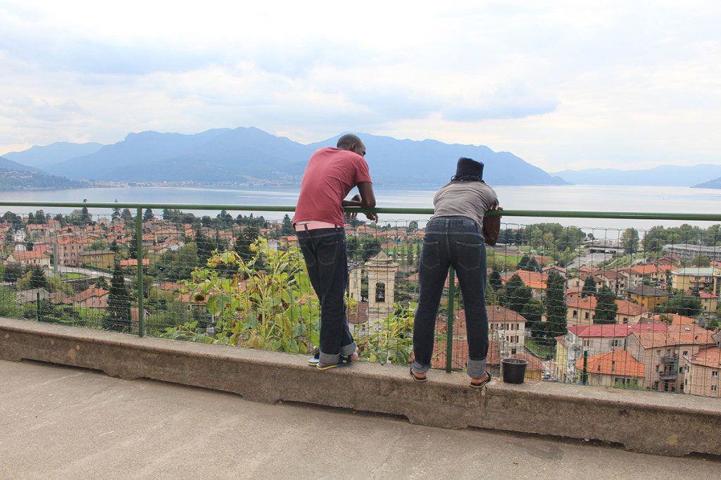 Due ragazzi migranti ospitati presso "Le Ceppaie" di Maccagno con Pino e Veddasca dall'agosto 2015