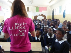 Una lezione frontale del gruppo SDREMC in una classe delle scuole medie di Nairobi