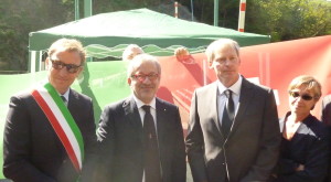 Il sindaco di Luino, Andrea Pellicini, il governatore di Regione Lombardia, Roberto Maroni, e il consigliere di Stato ticinese, Claudio Zali