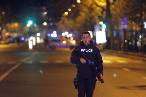 Un poliziotto pattuglia la zona vicino allo Stade de France, Parigi, 13 novembre 2015. (Thierry Chesnot/Getty Images)