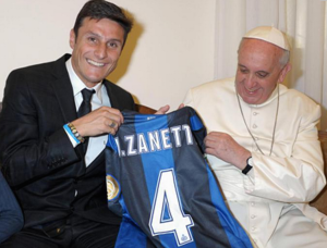 Il capitano dell'Inter, Javier Zanetti, nell'incontro di oggi con Papa Francesco (ansa.it)