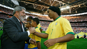 L'ex presidente Lula saluta Ronaldinho e la "Seleçao" prima di una partita