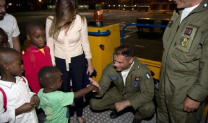 I bambini consolesi con il ministro Maria Elena Boschi (twitter.com)