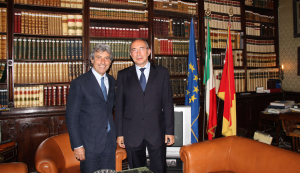 Sulla destra il prefetto Umberto Postiglione, insieme all'ex sindaco di Palermo Cammarata (blogsicilia.it)