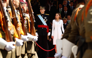 Il re di Spagna durante la parata militare sulla Porta dei Leoni del Congresso (elpais.com)