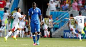 Uno sconsolato Mario Balotelli a fine partita, sullo sfondo l'esultanza dei giocatori del Costa Rica (fan.football.sony.net)