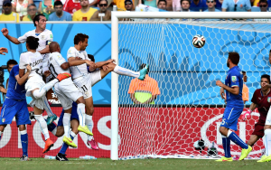 Il gol di Godin, che ha eliminato l'Italia dal mondiale in Brasile (italpress.com)