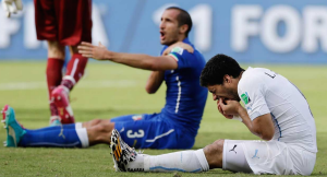 Suarez e Chiellini a terra dopo lo "scontro" durante Italia - Uruguay (abc13.com)