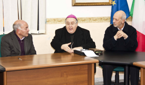Al centro l'arcivescovo di Reggio Calabria, Giuseppe Fiorini Morosini (comunestignano.it)