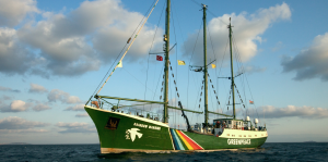 La "Rainbow Warrior" di Greenpeace (safety4sea.com)