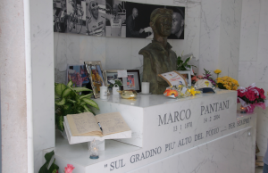 La tomba di Marco Pantani, nel cimitero di Cesenatico (sportenjoyproject.com)