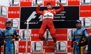 Michael Schumacher in una delle sue esultanze più classiche dopo la vittoria del Gp a Shangai nel 2006 (beyondtheflag.com)