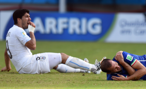 Il momento del morso di Suarez a Chiellini, durante Italia ed Uruguay (honourinfootball.com)